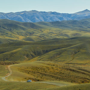 Pvk Photo | Photographe Professionnel | Camion traversant les montagnes de Khangai Nuruu en Mongolie Centrale