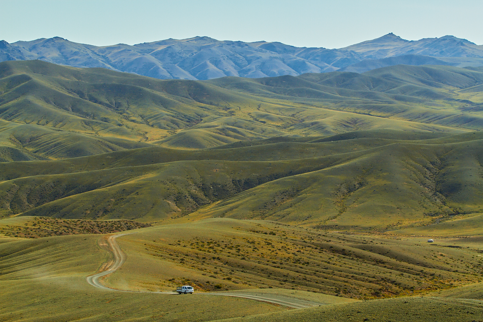 Patrice Pvk Photo | Photographie d'art | Camion traversant les montagnes de Khangai Nuruu en Mongolie Centrale