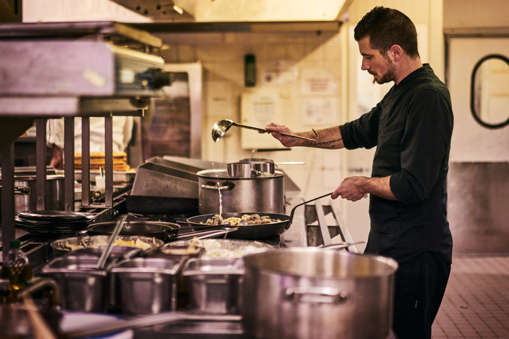 Offre pour les chefs et les restaurateurs suite au confinement 3 Pvk Photo | Développez votre marque | Chef d'un restaurant italien en pleine cuisine devant ses fourneaux