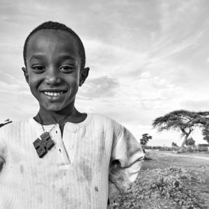 Pvk Photo | Portraits de voyage | enfant ethiopien avec une croix orthodoxe autour du cou