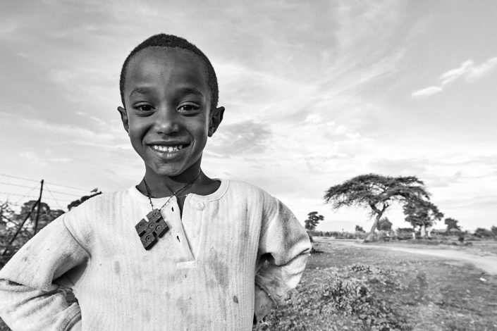 Pvk Photo | Portraits de voyage | enfant ethiopien avec une croix orthodoxe autour du cou