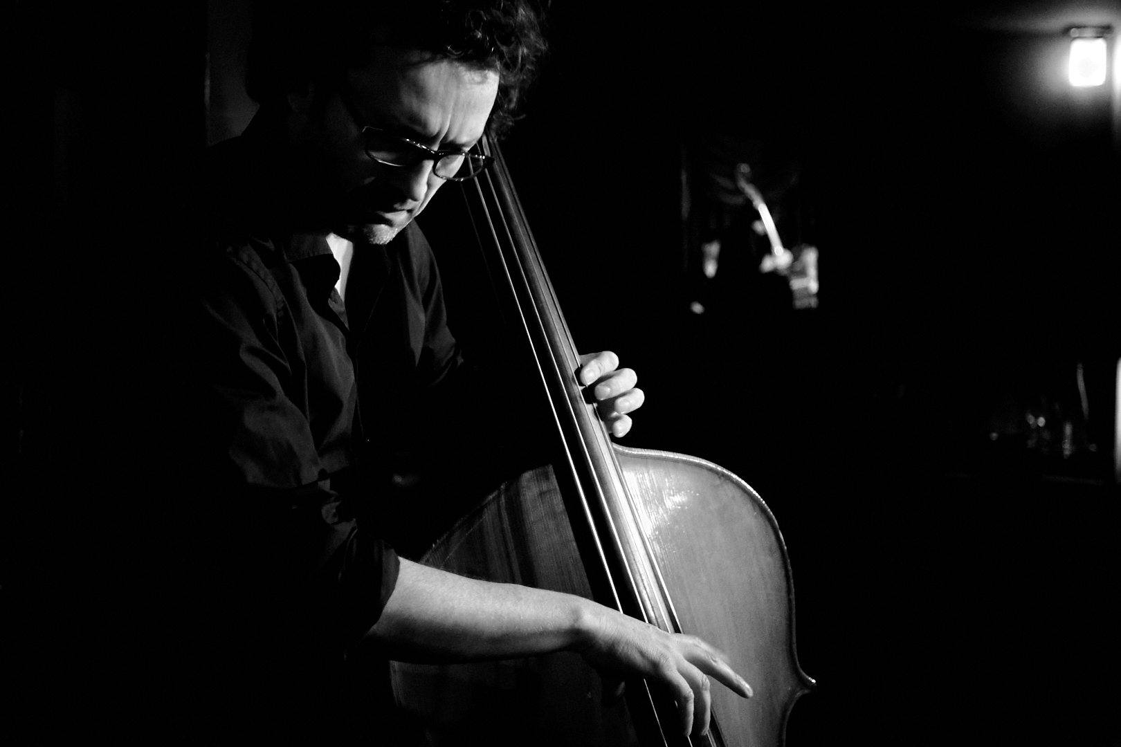 Pvk Photo | Photographe professionnel | portrait de Hugo Barré et sa contrebasse