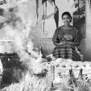 Pvk Photo | Portraits de voyage | Portrait d'une femme ethiopienne en train de pratiquer la cérémonie du café en Ethiopie, à Ziway