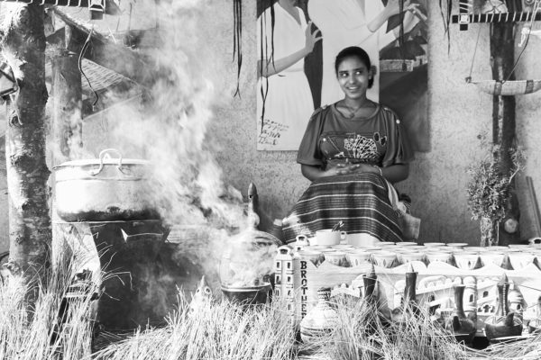 Pvk Photo | Portraits de voyage | Portrait d'une femme ethiopienne en train de pratiquer la cérémonie du café en Ethiopie, à Ziway