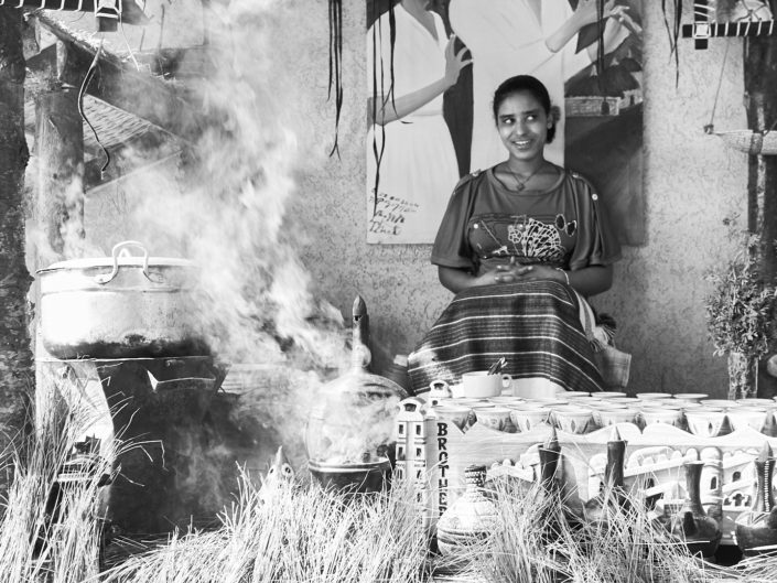portrait d une femme praatiquant la ceremonie du cafe ethiopie