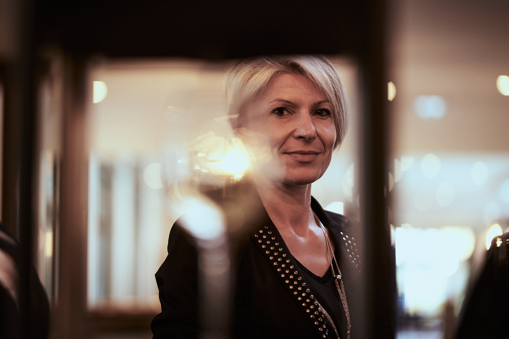 Pvk Photo | Portraits | photo corporate d'une femme durant un évènement d'entreprise derrière un verre de vin