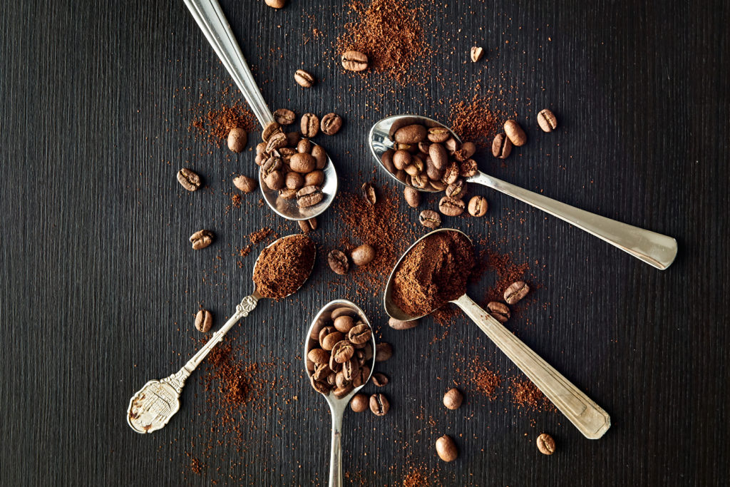 Offre pour les chefs et les restaurateurs suite au confinement 2 Pvk Photo | Cuillères avec grains de café et café moulu