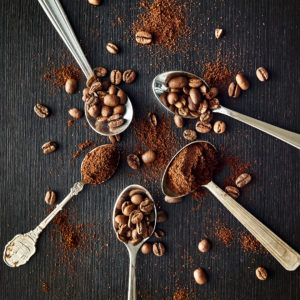 Pvk Photo | Cuillères avec grains de café et café moulu