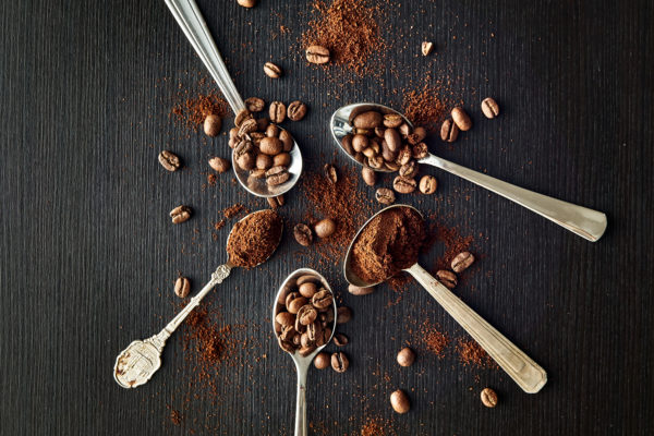 Pvk Photo | Cuillères avec grains de café et café moulu
