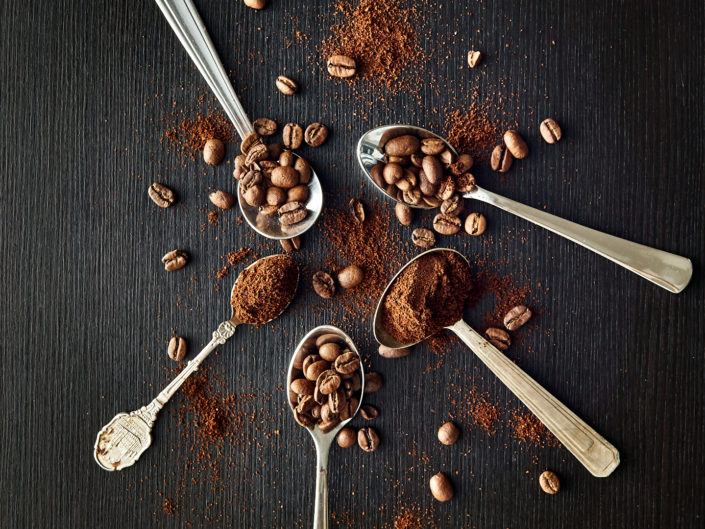 Pvk Photo | Cuillères avec grains de café et café moulu
