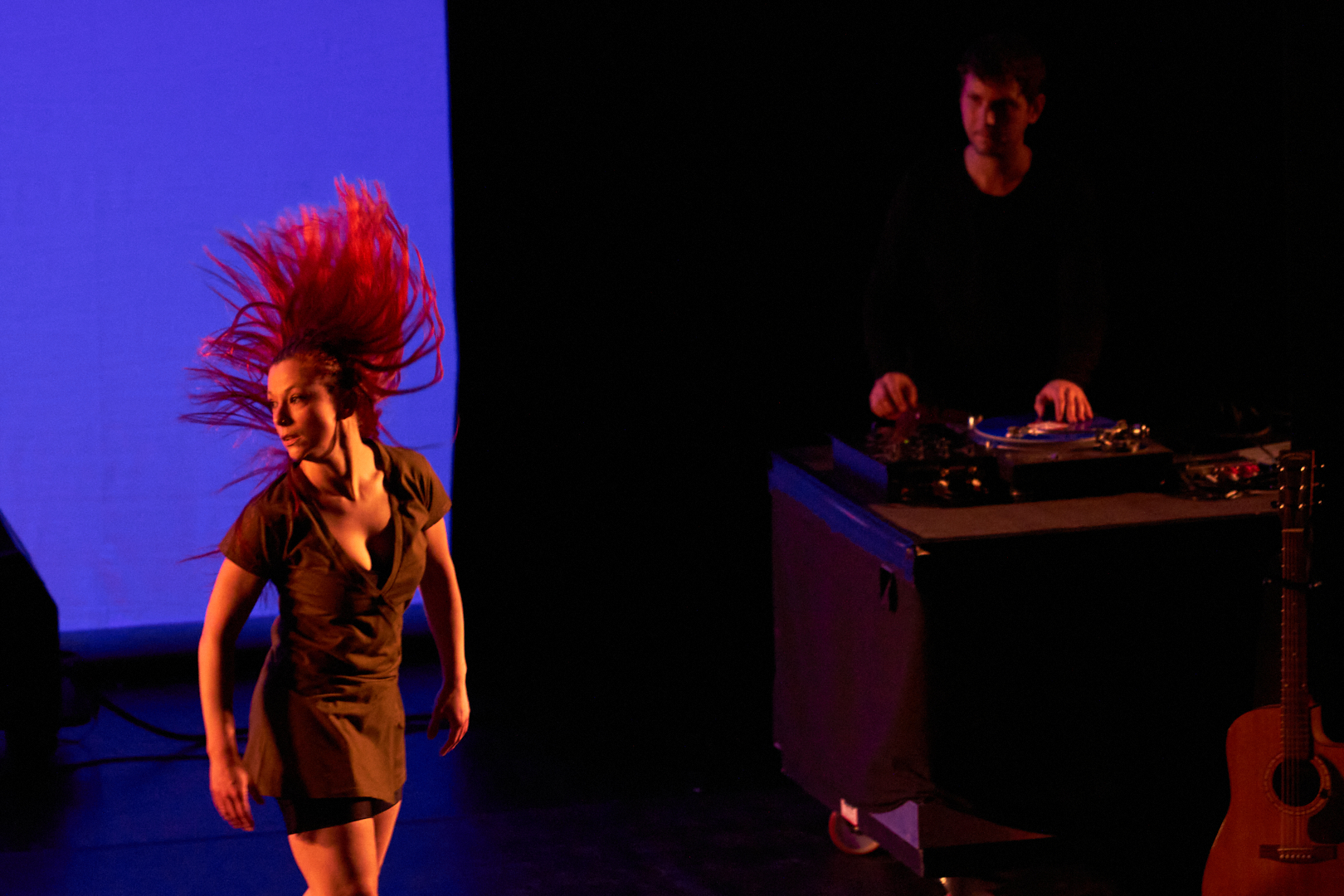 Pvk Photo | Photographe professionnel | Danseuse faisant voler ses cheveux rouge avec un DJ