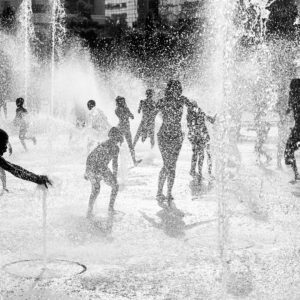 Pvk Photo | Portraits de voyage | Contre-jour noir et blanc d'enfants jouant dans des jets d'eau au parc André Citroën