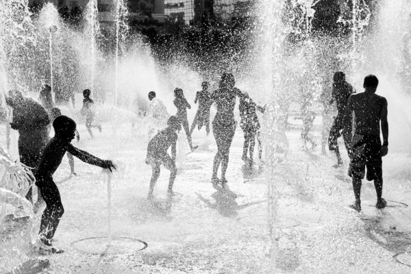 Pvk Photo | Portraits de voyage | Contre-jour noir et blanc d'enfants jouant dans des jets d'eau au parc André Citroën