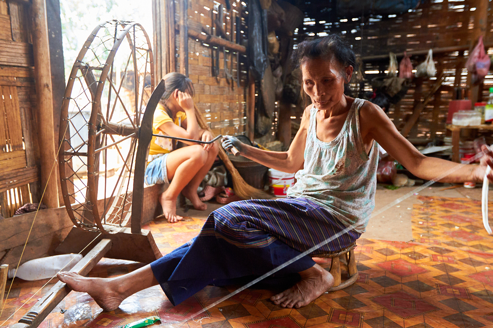 Pvk Photo | Photographe Professionnel | Filage artisanal du coton bio au Laos par une vieille femme