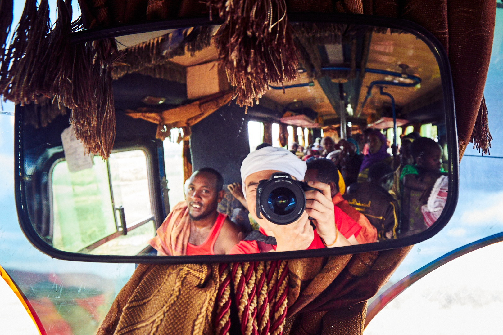 Pvk Photo | Photographe Professionnel | Selfie de Patrice Pvk dans le rétroviseur d'un bus en direction de Sof Omar en Ethiopie