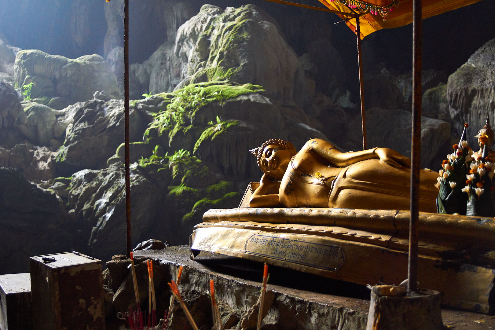 Pvk Photo | Photographe Professionnel | Statue dorée de Bouddha allongé dans la grotte de Tham Poukham à Vang Vieng au Laos