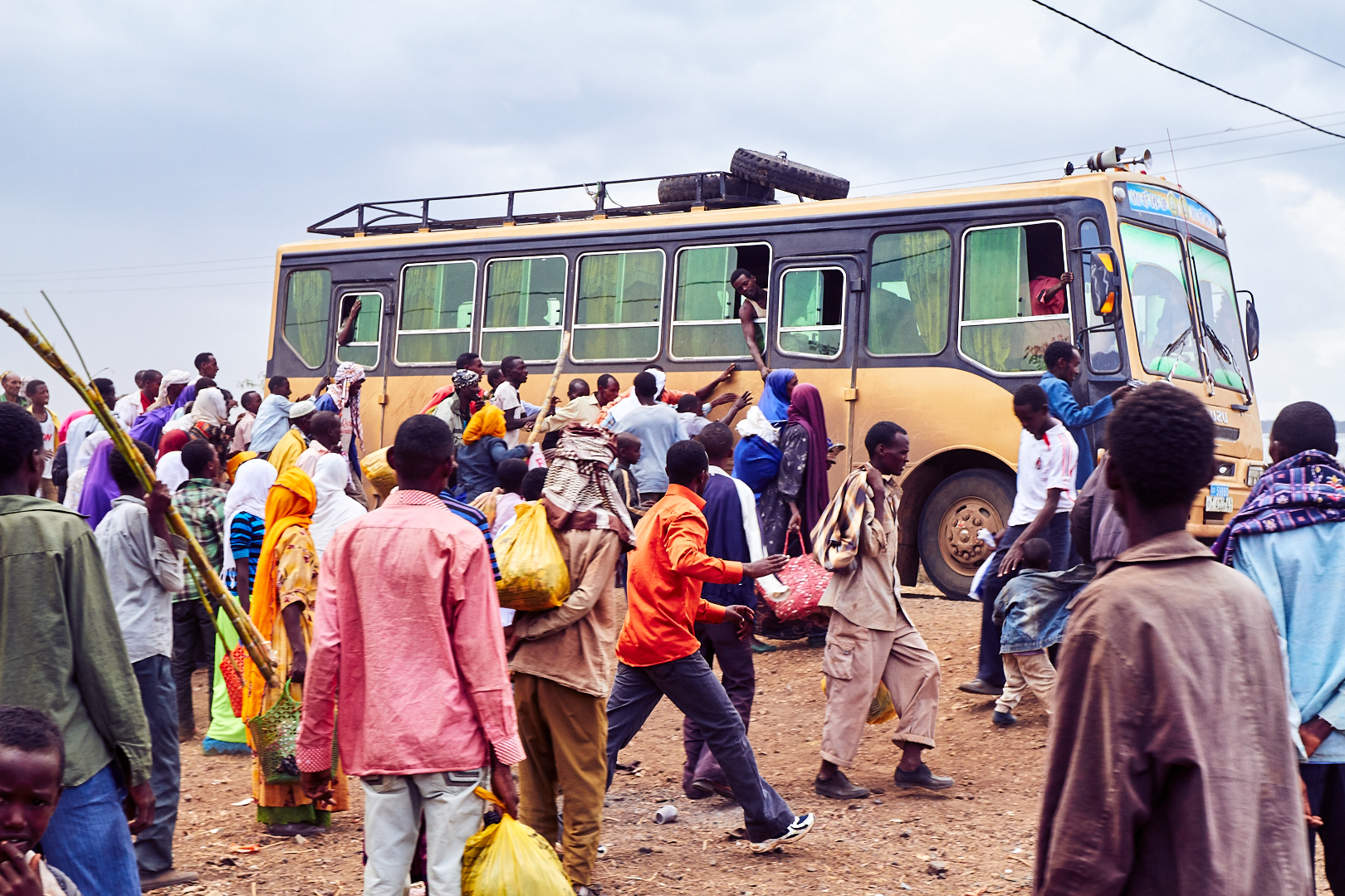 Pvk Photo | Photographe Professionnel | Foule se pressant pour monter dans le bus à Goro en Ethiopie pour aller en direction de Sof Omar