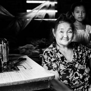 PVK Photo | Portraits de voyage | Portrait d'une grand-mère et de sa petite fille au Laos