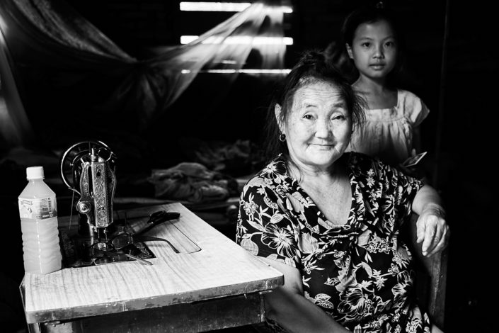 PVK Photo | Portraits de voyage | Portrait d'une grand-mère et de sa petite fille au Laos