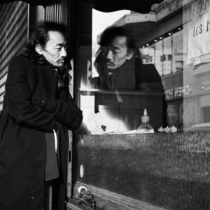 Pvk Photo | Portrait d'un homme avec son reflet dans la vitrine d'une sandwicherie