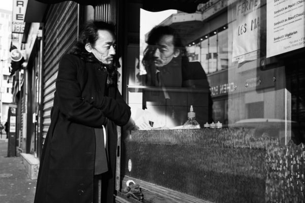 Pvk Photo | Portrait d'un homme avec son reflet dans la vitrine d'une sandwicherie