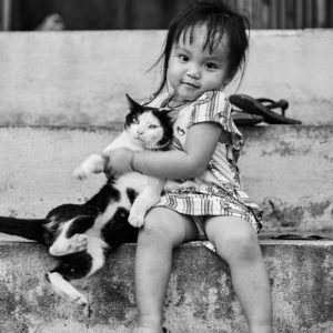 Pvk Photo | Petite fille laotienne avec son chat