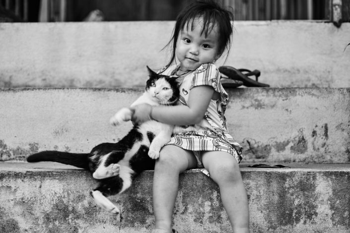 Pvk Photo | Petite fille laotienne avec son chat