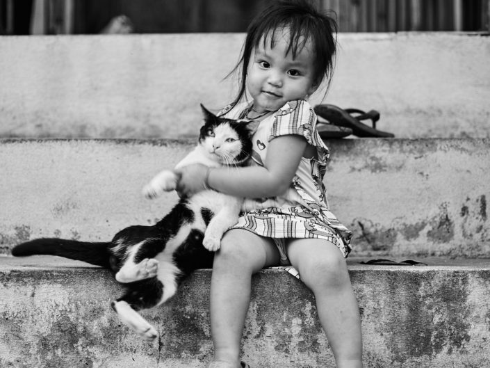 petite fille laotienne avec son chat