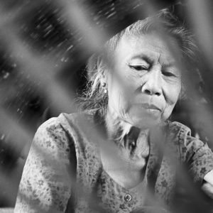 Pvk Photo | Portrait d'une femme laotienne à travers son panier de coton
