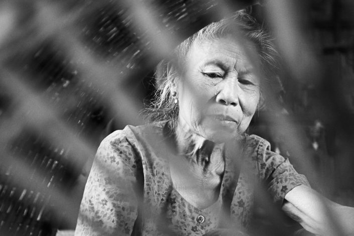 Pvk Photo | Portrait d'une femme laotienne à travers son panier de coton