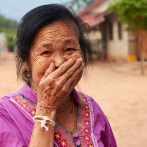 Pvk Photo | Portrait d'une villageoise laotienne masquant sa bouche édentée avec sa main