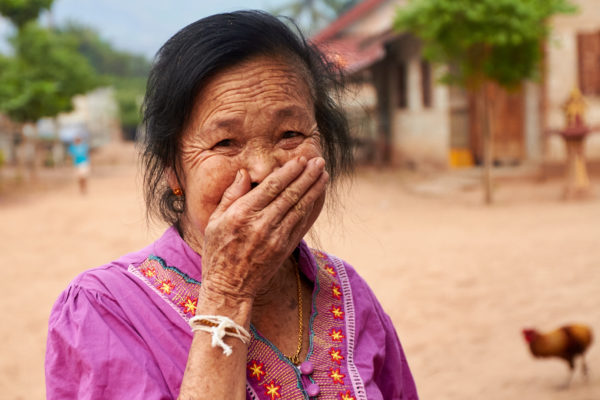 Pvk Photo | Portrait d'une villageoise laotienne masquant sa bouche édentée avec sa main