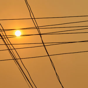 Pvk Photo | Golden hour, fils electriques en silhouette