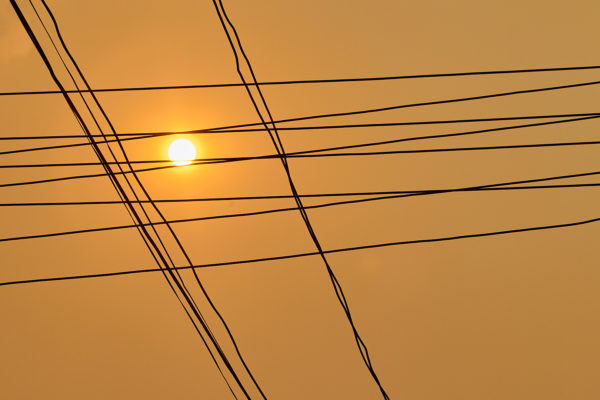 Pvk Photo | Golden hour, fils electriques en silhouette