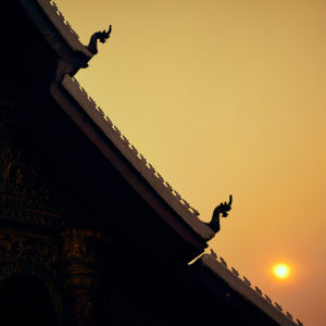 Silhouette d'une pagode à Luang Prabang