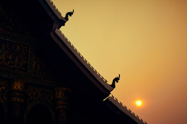 Silhouette d'une pagode à Luang Prabang