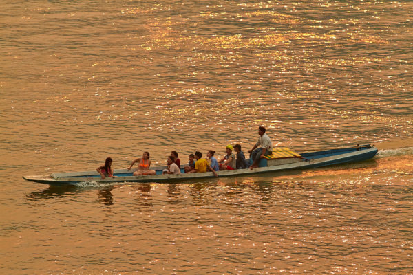 Traversée du Mekong au Laos en navette pirogue